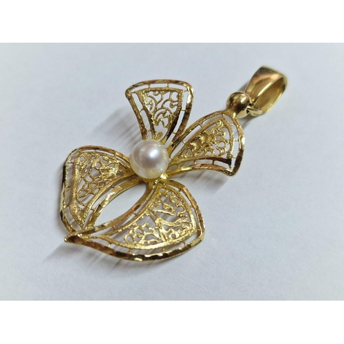 720 - Decorative 14ct Gold Filigree Pendant in Flower Design with Pearl, (Approx. 2.9g)