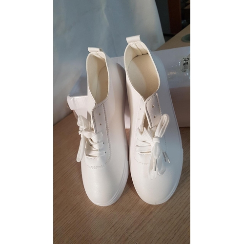 100 - White Casual Sneakers (Ladies Shallow Shoes, Size 40)