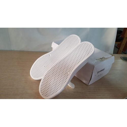 100 - White Casual Sneakers (Ladies Shallow Shoes, Size 40)