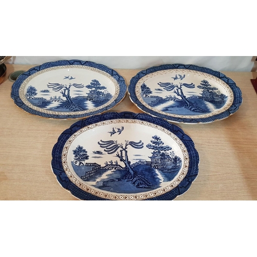 20 - ‘Ye Old Chinese Willow’ Milton ware blue and white with gold trim platters – 25cm x 32 & 3 x 38cm x ... 