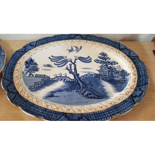 20 - ‘Ye Old Chinese Willow’ Milton ware blue and white with gold trim platters – 25cm x 32 & 3 x 38cm x ... 