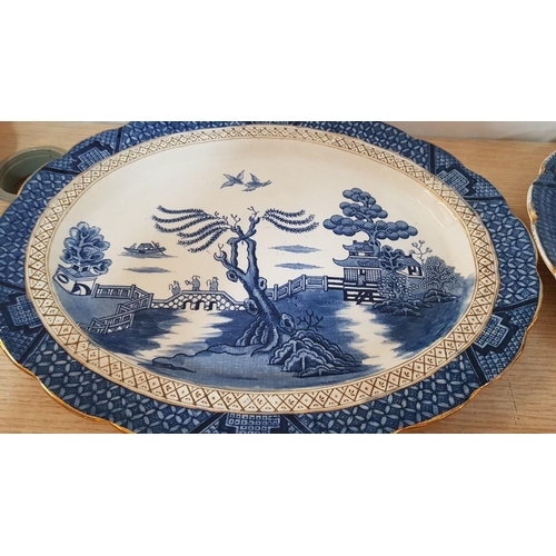 20 - ‘Ye Old Chinese Willow’ Milton ware blue and white with gold trim platters – 25cm x 32 & 3 x 38cm x ... 