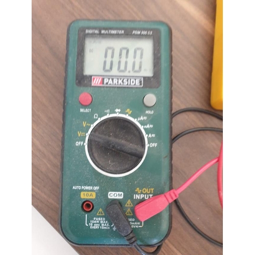 229 - 3 x assorted digital multimeters and a digital clock (basic test and working)