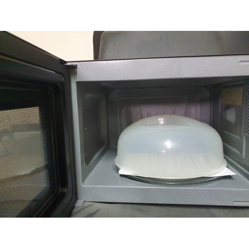 231 - Matestar 700w microwave, very clean, looks like its had minimal use. (basic test and working)