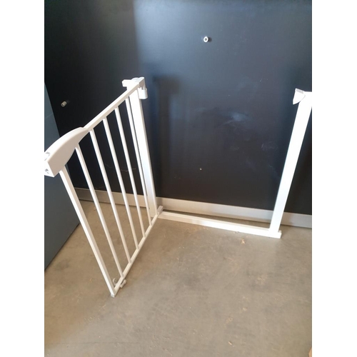 81 - Adjustable stair gate with fixings