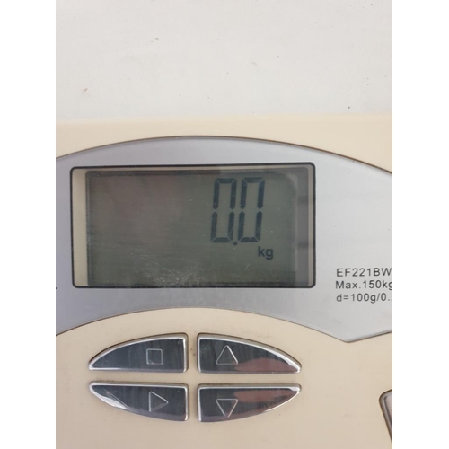 96 - Kenwell Body fat and hydration digital weighing scales. (basic test and working)