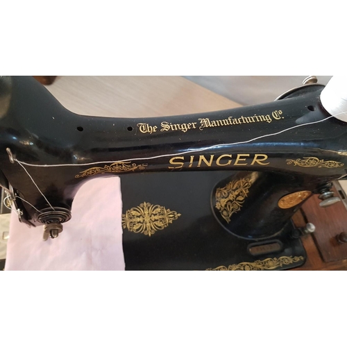 15 - Antique hand cranked singer Sewing machine with spare needles and bobbins – Model 15K from 1921 with... 