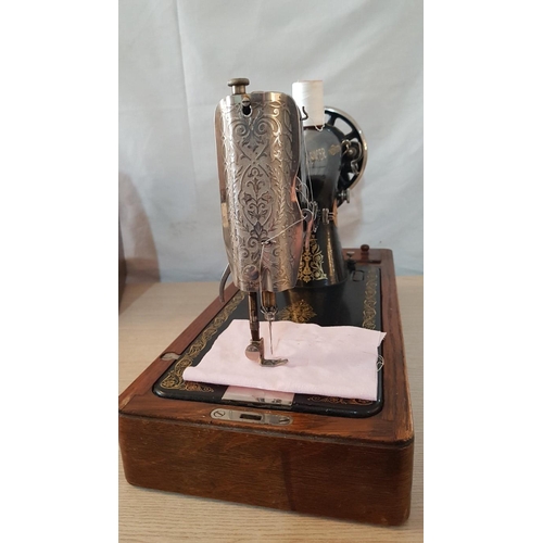 15 - Antique hand cranked singer Sewing machine with spare needles and bobbins – Model 15K from 1921 with... 