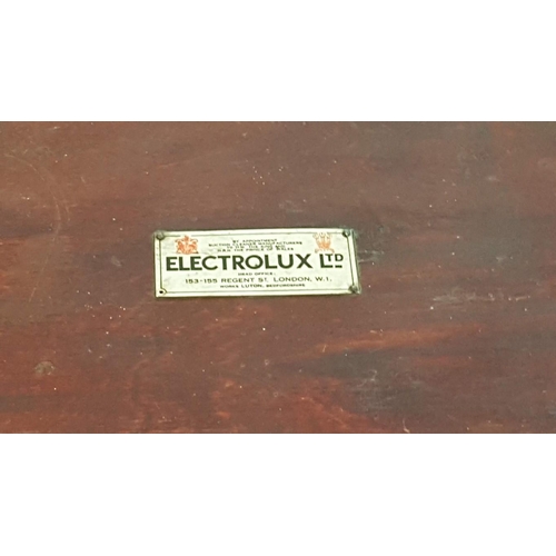 56 - Wooden ‘Electrolux Vacuum Cleaner’ box from the 1900’s with handle and clasps – 69 cm x 30 x 26