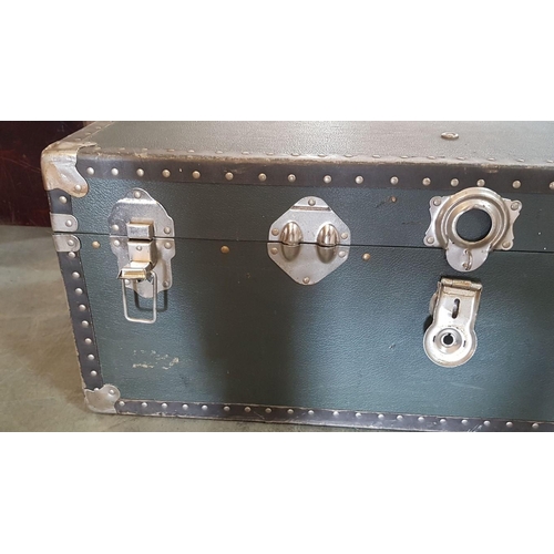 75 - Green shipping trunk with reinforced corners with clasps and handles – 91cm x 51 x 36