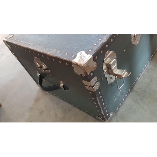 75 - Green shipping trunk with reinforced corners with clasps and handles – 91cm x 51 x 36