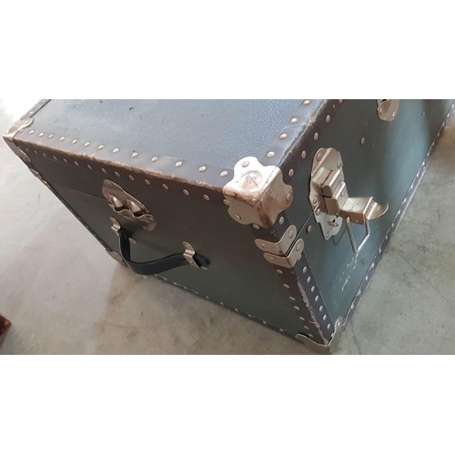 75 - Green shipping trunk with reinforced corners with clasps and handles – 91cm x 51 x 36