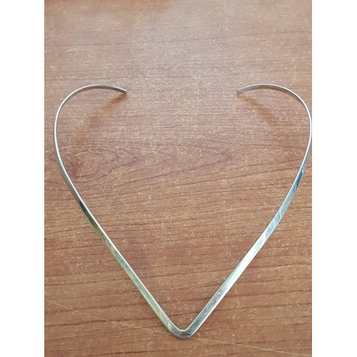 637 - Elegant 'V' Shaped Sterling Silver (925) Necklace / Choker, (Approx. 18g)