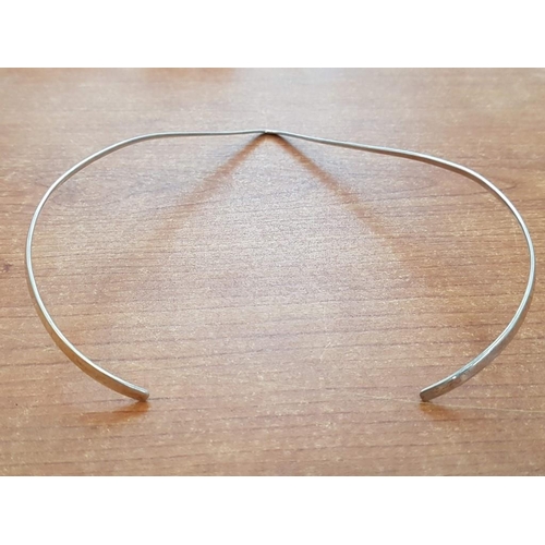 637 - Elegant 'V' Shaped Sterling Silver (925) Necklace / Choker, (Approx. 18g)