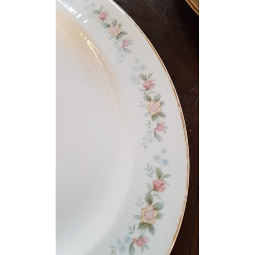 680 - Mayfair Fine Bone China (Staffordshire, England), Elegant Floral Patterned Dinner Service with 70 Pi... 