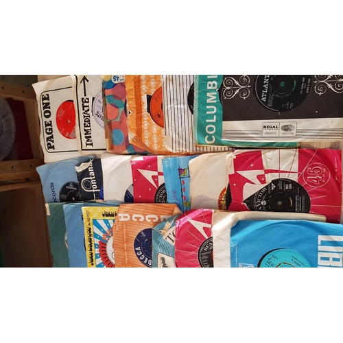 104 - Huge Collection of Retro 45rpm Single Vinyl Records, Over 130pcs, Various Types of Music and Artists... 