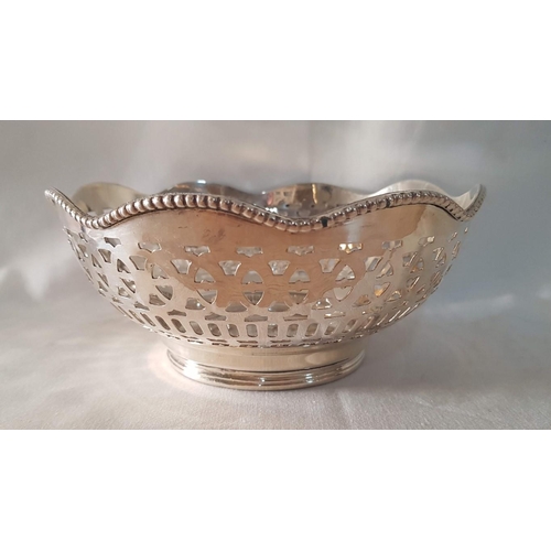 253 - 'Royal Family Bread Basket' Silver Tone, Round , Lace Design. (Approx. Ø:18.5cm / H: 8cm)