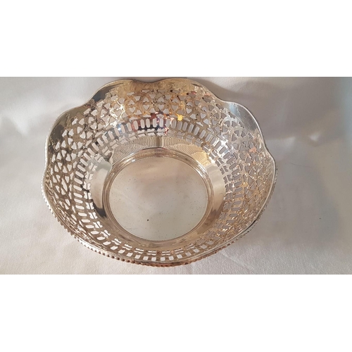 253 - 'Royal Family Bread Basket' Silver Tone, Round , Lace Design. (Approx. Ø:18.5cm / H: 8cm)