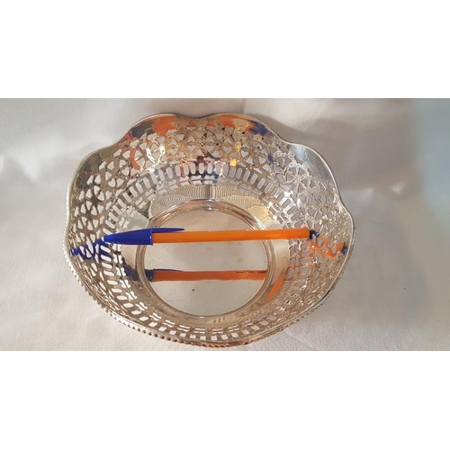 253 - 'Royal Family Bread Basket' Silver Tone, Round , Lace Design. (Approx. Ø:18.5cm / H: 8cm)