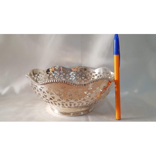 253 - 'Royal Family Bread Basket' Silver Tone, Round , Lace Design. (Approx. Ø:18.5cm / H: 8cm)