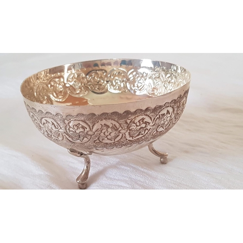 296 - 2 x Vintage Silver 830 Bon-Bon Bowls/Dishes with Embossed Floral Design and 3-Legs, Ø: 10.5cm H:5cm ... 