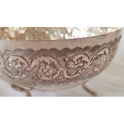 296 - 2 x Vintage Silver 830 Bon-Bon Bowls/Dishes with Embossed Floral Design and 3-Legs, Ø: 10.5cm H:5cm ... 