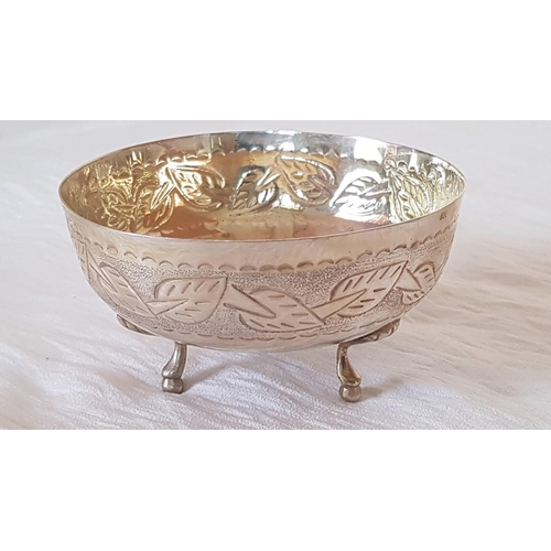 296 - 2 x Vintage Silver 830 Bon-Bon Bowls/Dishes with Embossed Floral Design and 3-Legs, Ø: 10.5cm H:5cm ... 