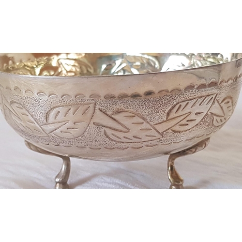 296 - 2 x Vintage Silver 830 Bon-Bon Bowls/Dishes with Embossed Floral Design and 3-Legs, Ø: 10.5cm H:5cm ... 