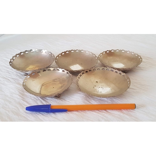 299 - 5 x Silver (.800) Small Snack Bowls on 3 Ball Shaped Legs, (Approx. Ø: 8cm, H: 2cm Each, Total Weigh... 