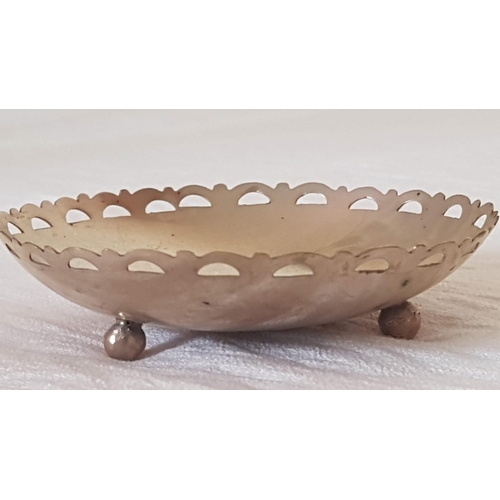 299 - 5 x Silver (.800) Small Snack Bowls on 3 Ball Shaped Legs, (Approx. Ø: 8cm, H: 2cm Each, Total Weigh... 