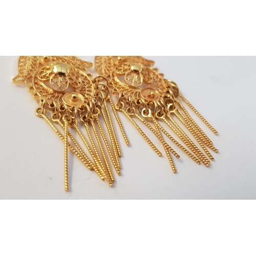 286 - Pair of Highly Ornate 18ct Gold Filigree Earrings with Dangling Bars, (Approx. H: 6cm, 6.8g)