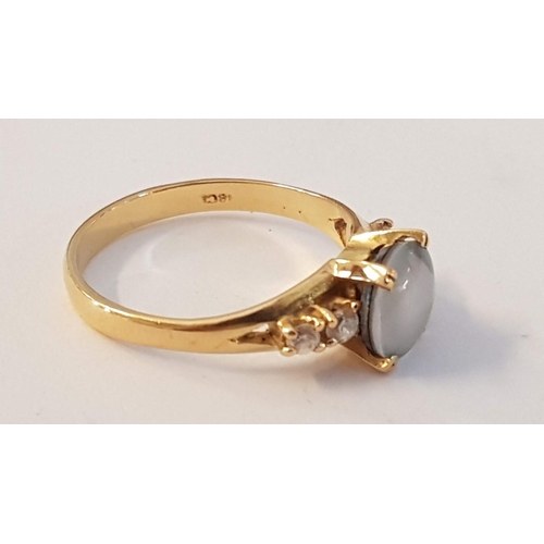 289 - 18ct Gold Ring with Raised Round Stone, Offset by 4 x Round Cut Clear Stones, (Approx. Size: R/S, 4.... 