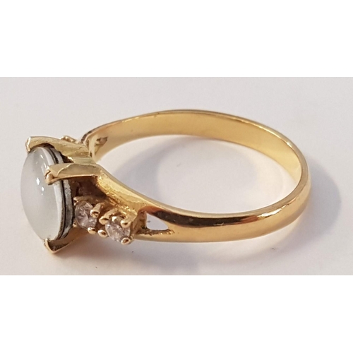 289 - 18ct Gold Ring with Raised Round Stone, Offset by 4 x Round Cut Clear Stones, (Approx. Size: R/S, 4.... 