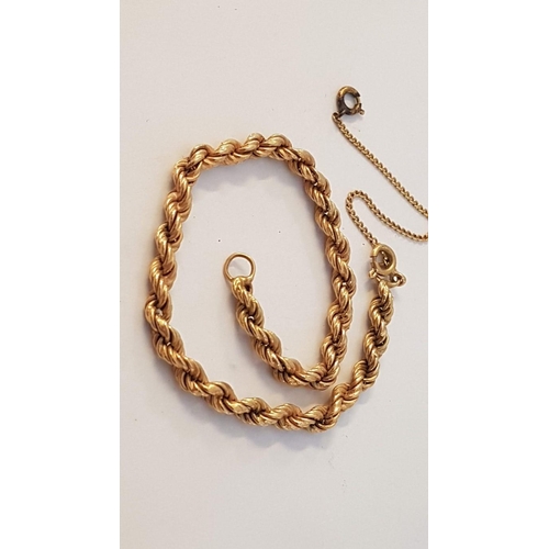 61 - 18ct Gold Double Link Twisted Bracelet with Safety Chain, (Approx. L: 19cm, 5.2g)