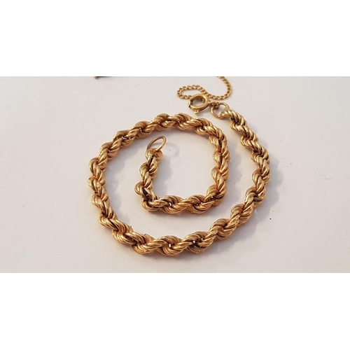 62 - 18ct Gold Double Link Twisted Bracelet with Safety Chain, (Approx. L: 19.5cm, 5.1g)