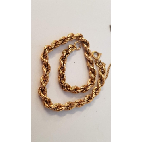 63 - 18ct Gold Double Link Twisted Bracelet with Safety Chain, (Approx. L: 19cm, 4.8g)