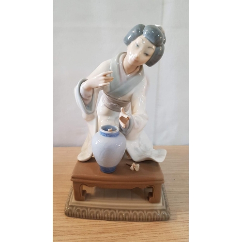 77 - Lladro 'Geisha Girl Laying Ikebana', Spanish Porcelain Figurine, Approx. 15cm x 11cm x 19.5cm (A/F, ... 