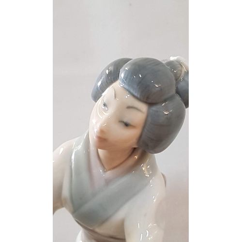 77 - Lladro 'Geisha Girl Laying Ikebana', Spanish Porcelain Figurine, Approx. 15cm x 11cm x 19.5cm (A/F, ... 