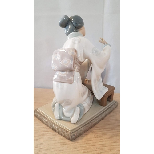 77 - Lladro 'Geisha Girl Laying Ikebana', Spanish Porcelain Figurine, Approx. 15cm x 11cm x 19.5cm (A/F, ... 