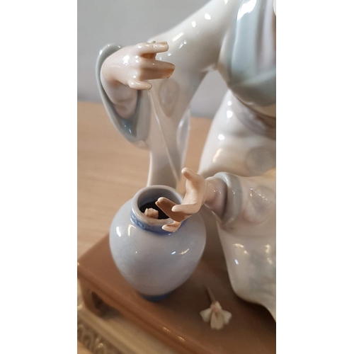 77 - Lladro 'Geisha Girl Laying Ikebana', Spanish Porcelain Figurine, Approx. 15cm x 11cm x 19.5cm (A/F, ... 