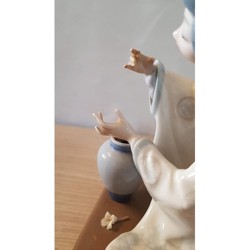 77 - Lladro 'Geisha Girl Laying Ikebana', Spanish Porcelain Figurine, Approx. 15cm x 11cm x 19.5cm (A/F, ... 