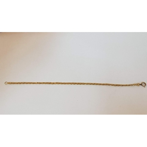 93 - 18ct Gold Flat Link Bracelet, (Approx. L: 19cm, 3.2g)