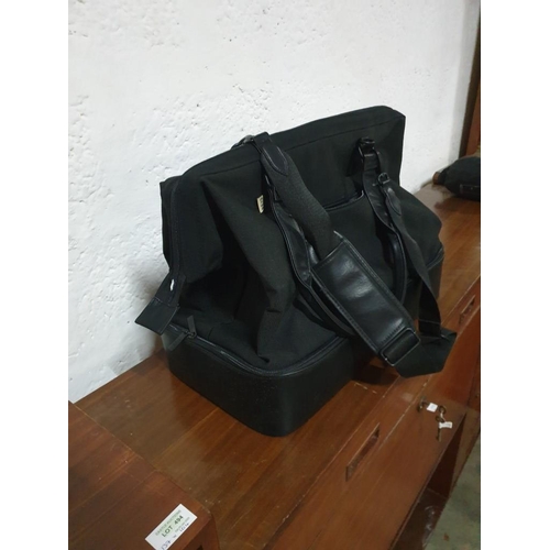 109 - BEIS Travel Holdall Bag, (Approx. 48 x 42cm)