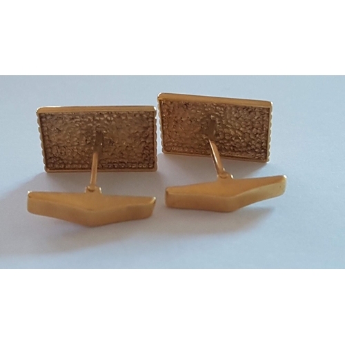 33 - Pair of 18ct Gold Vintage Cufflinks, with Rectangular Lined Face (Approx. 18 x 13mm, Total Weight 7.... 