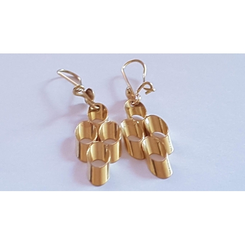 34 - Pair of Decorative 18ct Gold Earrings, (Approx. H: 4.8cm, 2.6g)