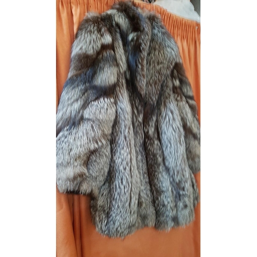 199B - Women's Luxury Silver Fox Fur Coat / Winter Outfit, (Size 40 / M).