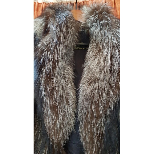 199B - Women's Luxury Silver Fox Fur Coat / Winter Outfit, (Size 40 / M).