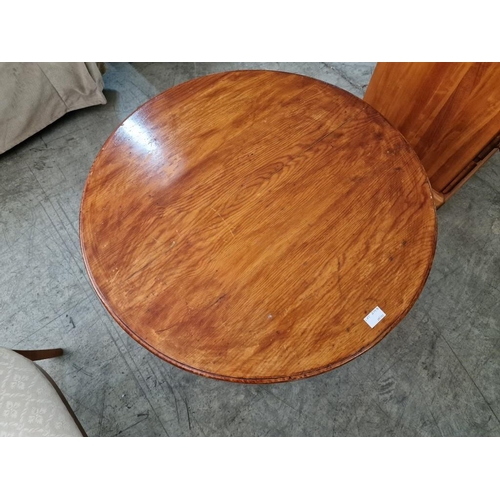 214B - Solid Wood Round Coffee Table with Turned Legs and Lower Shelf, (Approx. Ø: 75cm, H: 47cm)