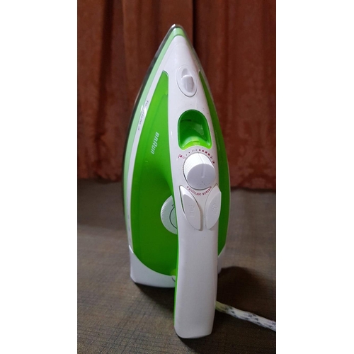 422 - 'Braun' TexStyle3 Steam Iron TS 330 C Green, Type:3670, Made in Hungary, * Basic Test and Working *