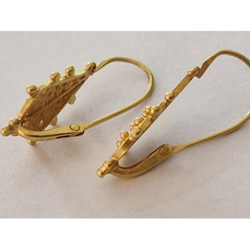 156 - Pair of Ornate 18ct Gold Filigree Earrings, (Approx. H: 25mm, 3.0g)